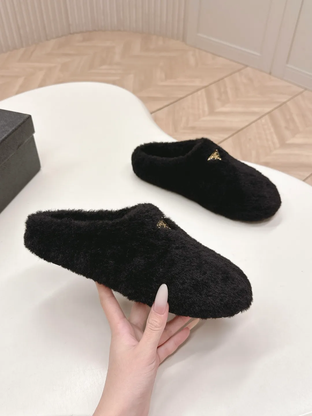 👟👟Ex-factory price 520👟👟 Prada prada25 autumn and winter furry slippers series, half-slip wool slippers, classic triangle buckle, comfortable, cute, cute, fashionable, elegant and versatile, the wool is comfortable and soft, awakening the warmth of autumn and winter. Let you walk comfortably from morning to night. Pair it with socks to easily cope with the changing seasons. Wool, sheep pattern lining, original outsole! 35-40 yards